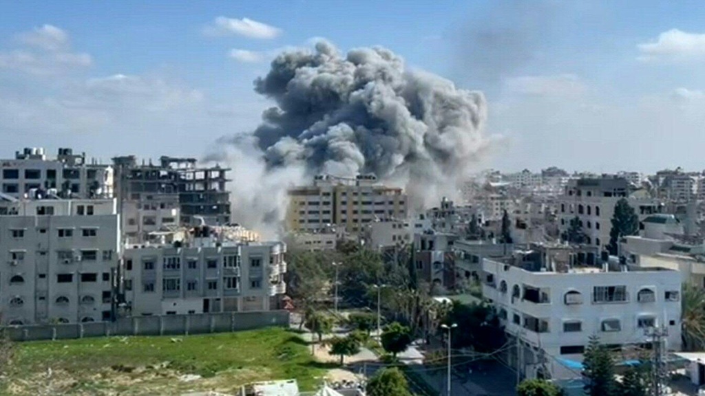 قصف طيران الاحتلال منزلا في مخيم يبنا وسط رفح، ما أدى إلى سقوط عدد من الجرحى (ا ف ب)