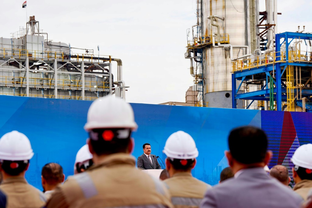 رئيس الوزراء العراقي محمد شياع السوداني متحدثا امام عمال لمناسبة اعادة افتتاح مصفاة لتكرير النفط في بيجي في 23 شباط/فبراير 2023 (ا ف ب)