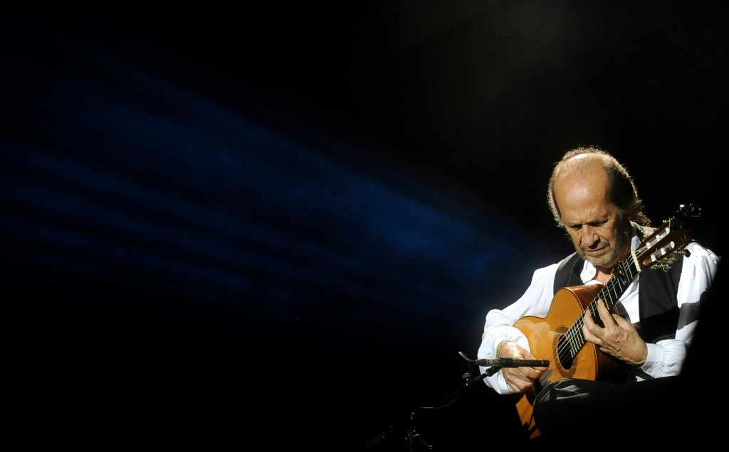 عازف الغيتار الإسباني الشهير باكو دي لوثيا خلال مهرجان فيتوريا في إسبانيا في 20 تموز/يوليو 2013 (ا ف ب)