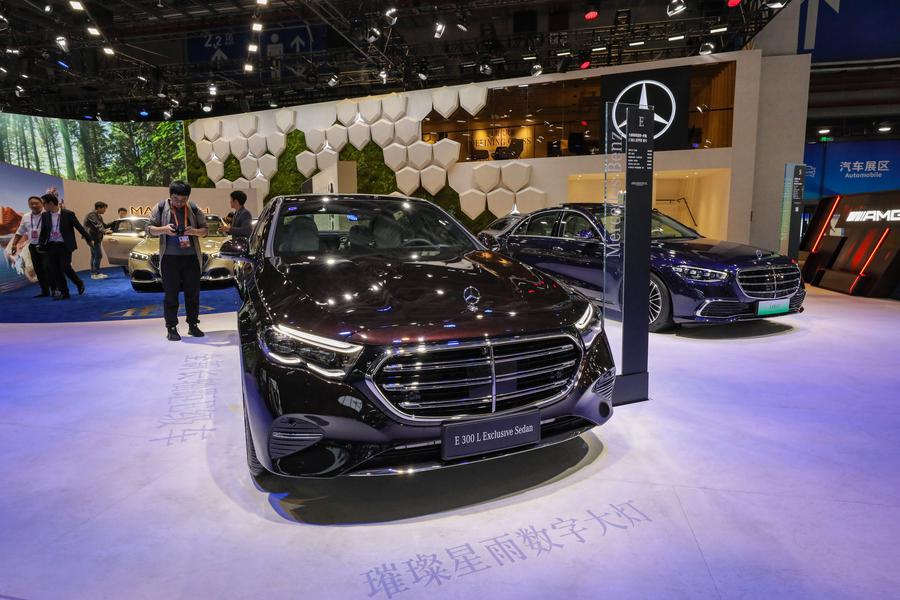 في الصورة الملتقطة يوم 5 نوفمبر 2023، نموذج جديد من سيارات مرسيدس-بنز يعرض خلال معرض الصين الدولي السادس للاستيراد في بلدية شانغهاي بشرقي الصين (شينخوا)