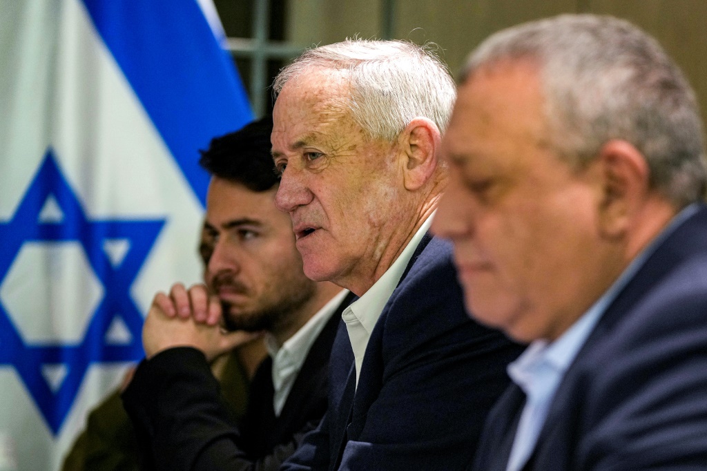 وزير الدفاع الإسرائيلي السابق بيني غانتس (الثاني على اليمين) ورئيس أركان الجيش الإسرائيلي السابق غادي آيزنكوت (على اليمين)، وكلاهما عضوان في حكومة الحرب الإسرائيلية الحالية المكونة من خمسة أشخاص بقيادة رئيس الوزراء بنيامين نتانياهو، في تل أبيب في 8 شباط/فبراير 2024 (ا ف ب)