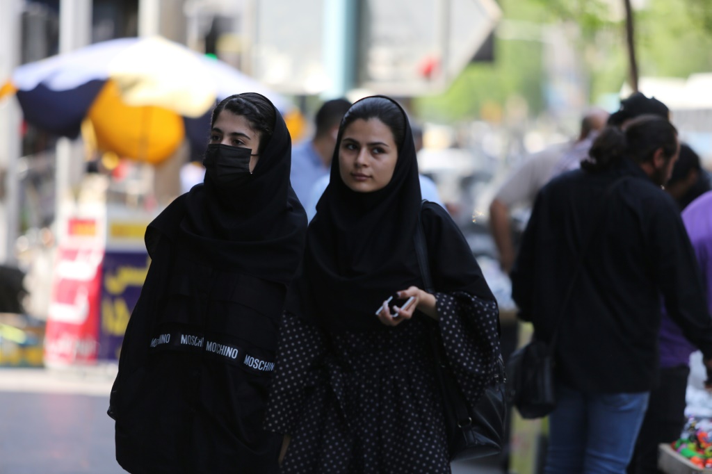 نساء في أحد شوارع طهران بتاريخ 19 نيسان/أبريل 2023 (ا ف ب)   