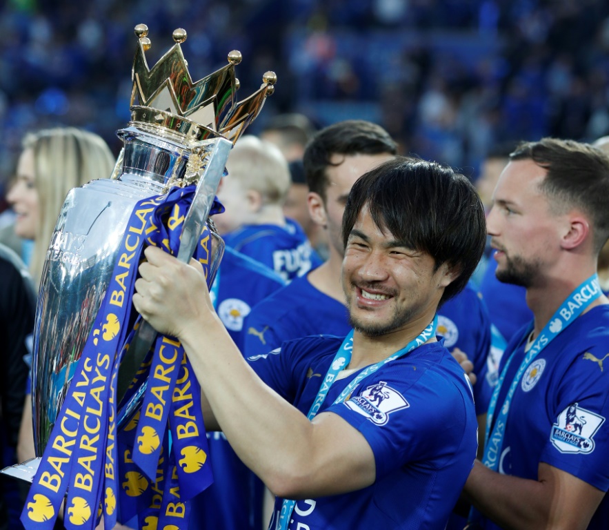 مهاجم اليابان شينجي اوكازاكي يرفع كأس الدوري الانكليزي الممتاز المتوج بها مع فريقه ليستر سيتي في 15 أيار/مايو 2016 (ا ف ب)