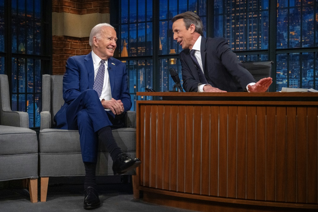 الرئيس الأمريكي جو بايدن يتحدث مع المضيف سيث مايرز خلال تسجيل برنامج “Late Night with Seth Meyers” في مدينة نيويورك في 26 فبراير 2024. (ا ف ب)