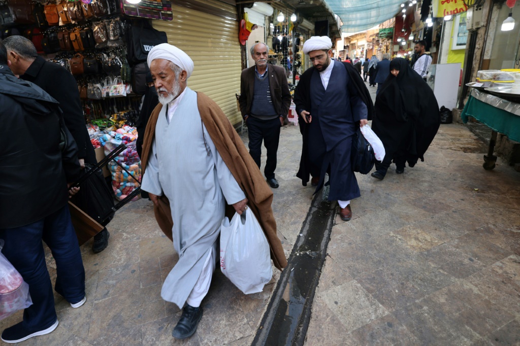 &nbsp;  وفي جميع أنحاء إيران، أدى الألم الاقتصادي إلى تأجيج الشعور بالضيق السياسي، حيث أظهر استطلاع للرأي أن الكثيرين لا يعتزمون التصويت (ا ف ب)  &nbsp;