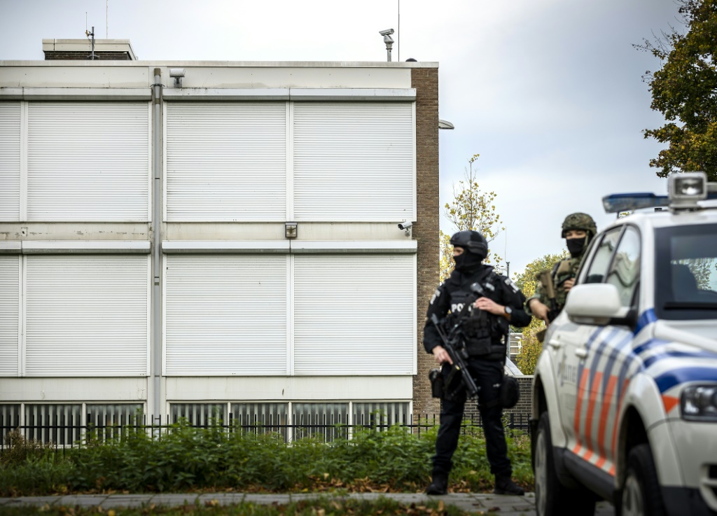 عناصر في قوى الأمن أمام موقع عالي الحراسة يشهد محاكمة رضوان تاغي وأعضاء آخرين في منظمة إجرامية في هولندا، على تخوم أمستردام في 28 تشرين الأول/أكتوبر 2022 (ا ف ب)