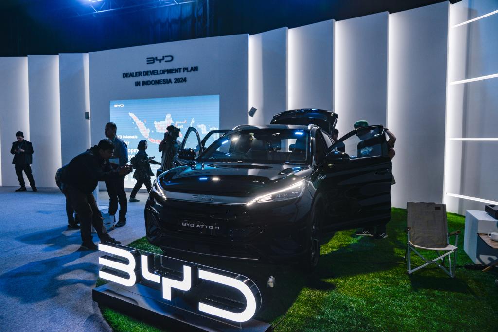 صحفيون يلتقطون صورا ومقاطع فيديو لسيارة بي واي دي أتو 3 (BYD ATTO 3) العاملة بالطاقة الجديدة خارج الموقع المخصص لحفل الإطلاق الكبير لشركة بي واي دي في جاكرتا بإندونيسيا في 18 يناير 2024. (شينخوا)