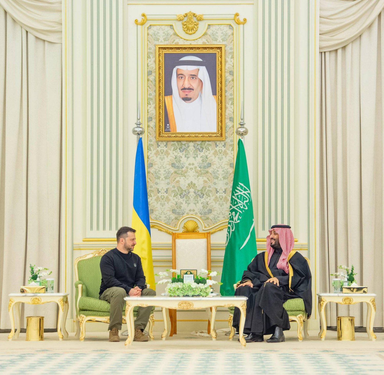 ولي العهد السعودي الأمير محمد بن سلمان لدى استقباله الرئيس الأوكراني فولوديمير زيلينسكي في الرياض (واس)