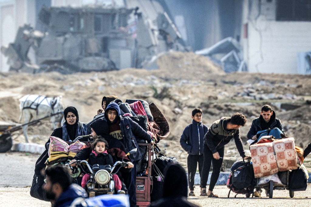 نازحون فلسطينيون يفرون من خان يونس في جنوب قطاع غزة في 30 كانون الثاني يناير 2024 (ا ف ب)