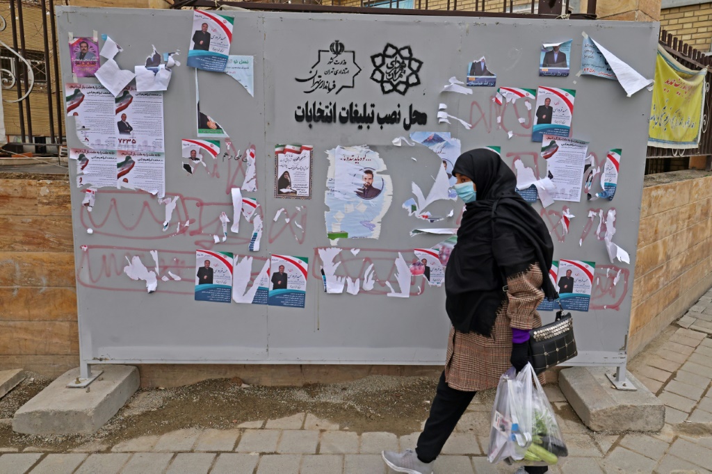 ويأتي التصويت وسط صعوبات اقتصادية في إيران، التي تتصارع أيضًا مع توابع الاحتجاجات الحاشدة عام 2022. (ا ف ب)   