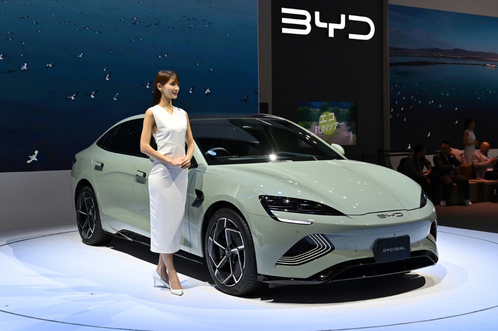 وقد ساعد في نجاح شركة BYD الدعم الحكومي، حيث قامت بكين بضخ مبالغ ضخمة من الأموال إلى الشركات المحلية بالإضافة إلى البحث والتطوير. (ا ف ب)