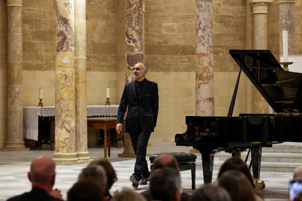 عازف البيانو الفرنسي من أصول لبنانية عبد الرحمن الباشا في حفلة أحياها في كنيسة مار يوسف في بيروت في 27 شباط/فبراير 2024 (ا ف ب)
