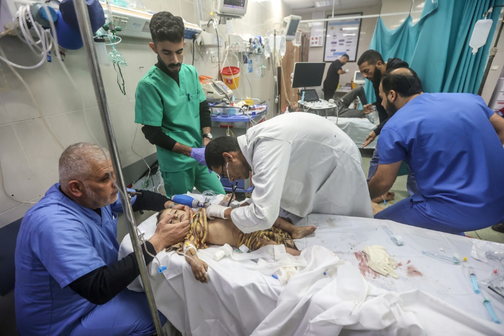 والمستشفيات الوحيدة التي لا تزال تعمل في قطاع غزة تقع في جنوب القطاع (ا ف ب)