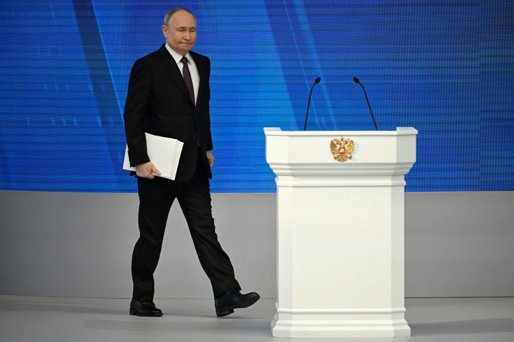 صورة مؤرخة في 29 شباط/فبراير 2024 للرئيس الروسي فلاديمير بوتين قبل إلقاء الخطاب السنوي للأمة في مركز غوستيني دفور للمؤتمرات في وسط موسكو (ا ف ب)