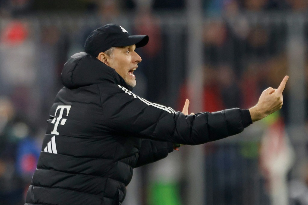 توماس توخل مدرب بايرن ميونيخ يُعطي تعليمات للاعبيه خلال الفوز على لايبزيغ 2-1، في المرحلة 23 من الدوري الألماني لكرة القدم في 24 شباط/فبراير 2024 (ا ف ب)
