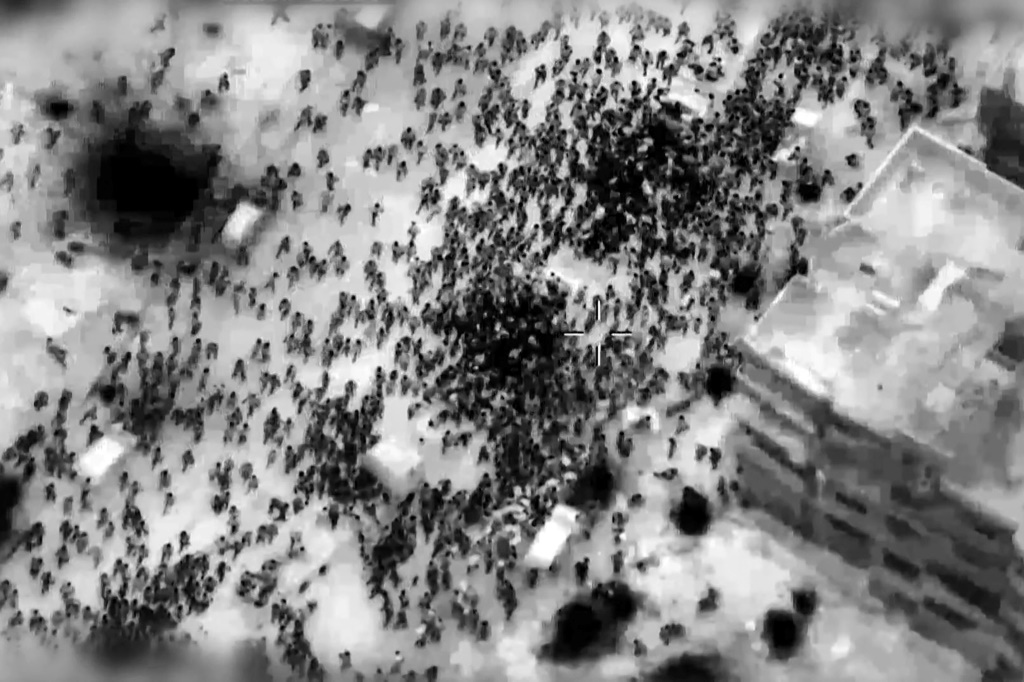 لقطة شاشة من فيديو نشره الجيش الإسرائيلي على أنه يظهر فلسطينيين يتهافتون حول شاحنات مساعدات في مدينة غزة في 29 شباط/فبراير 2024 (ا ف ب)