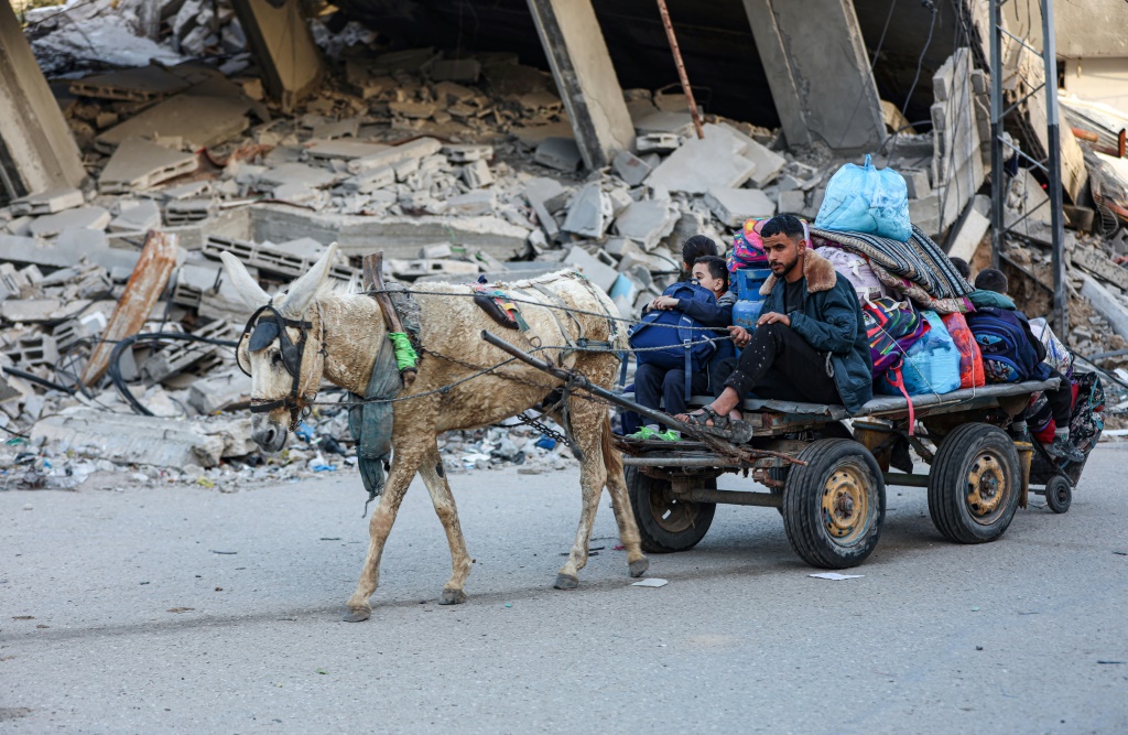 سكان من مخيم البريج للاجئين يصلون إلى دير البلح في وسط قطاع غزة بعد أمر إخلاء إسرائيلي في 22 كانون الأول ديسمبر 2023 (ا ف ب)
