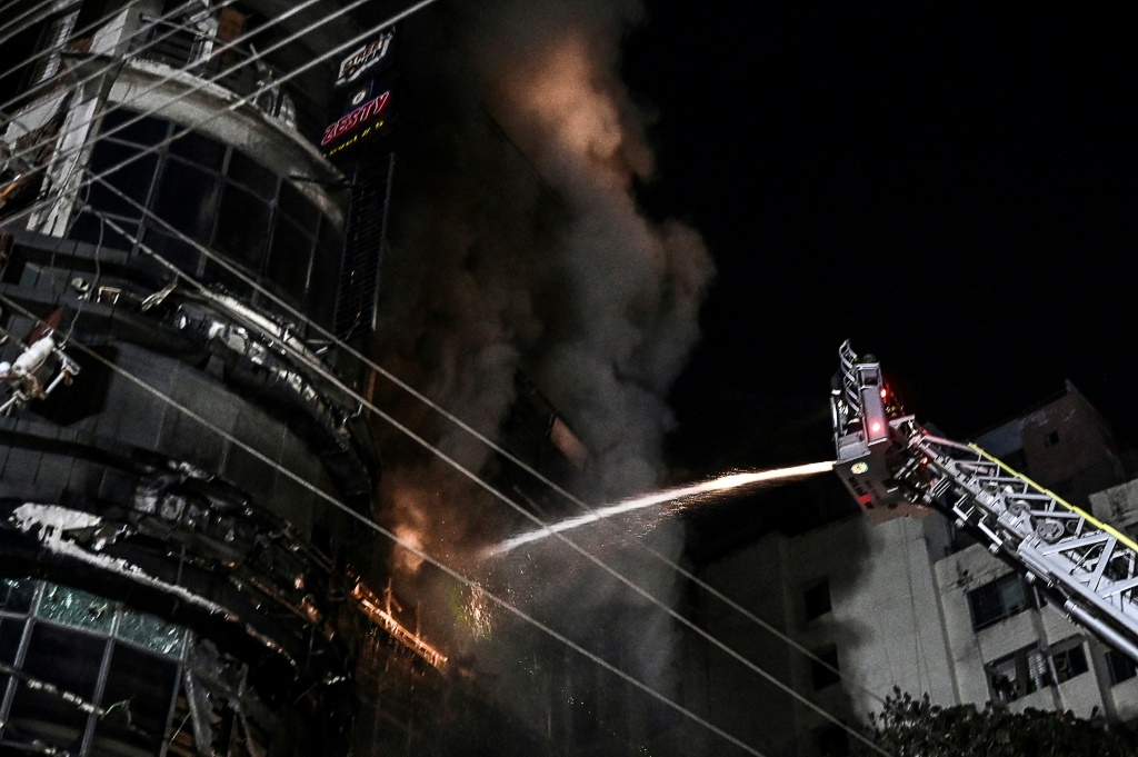 قال رجال الإطفاء في بنجلاديش إن ثغرات أمنية صارخة كانت مسؤولة عن حريق في مطعم شهير في دكا أسفر عن مقتل 46 شخصًا (ا ف ب)