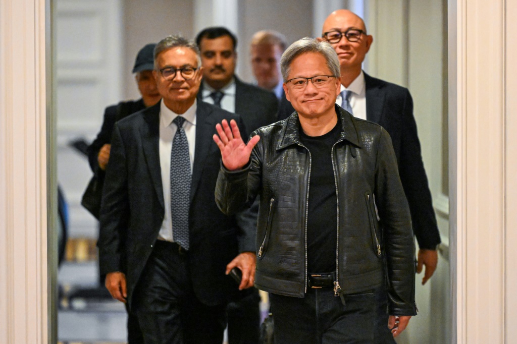 جنسن هوانغ، المؤسس المشارك والرئيس التنفيذي لشركة Nvidia، يلوح عند وصوله لحضور مائدة مستديرة إعلامية في كوالالمبور في 8 ديسمبر 2023 (ا ف ب)