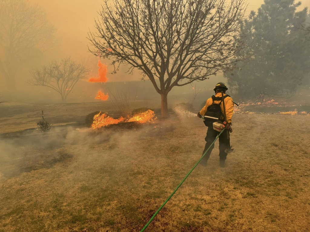 رجل اطفاء يصارع ألسنة اللهب في حرائق في تكساس. في 24 شباط/فبراير 2024. (ا ف ب)