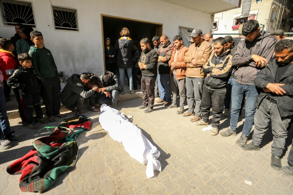 أحد ضحايا الحشد في غزة الذي اندفع على شاحنات المساعدات الإنسانية. وتقول الأمم المتحدة إن المجاعة أصبحت الآن أمراً لا مفر منه (أ ف ب)  &nbsp;