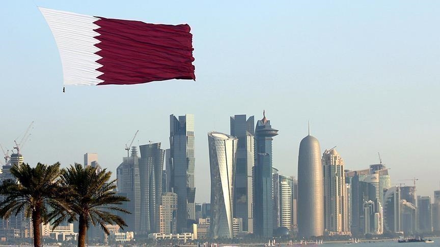 الدوحة والعلم القطري (الأناضول)