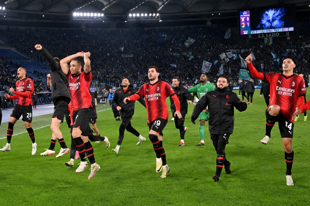 لاعبو ميلان يحتفلون بفوزهم على مضيفهم لاتسيو 1-0 الجمعة، على ملعب أولمبيكو في افتتاح المرحلة السابعة والعشرين من الدوري الإيطالي لكرة القدم (ا ف ب)