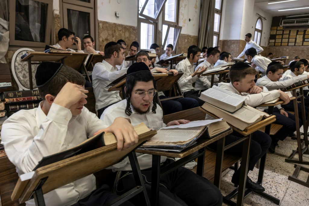 اليهود الأرثوذكس المتطرفون يدرسون التوراة في مدرسة بونيفيج الدينية في مدينة بني براك بوسط إسرائيل (أ ف ب)   