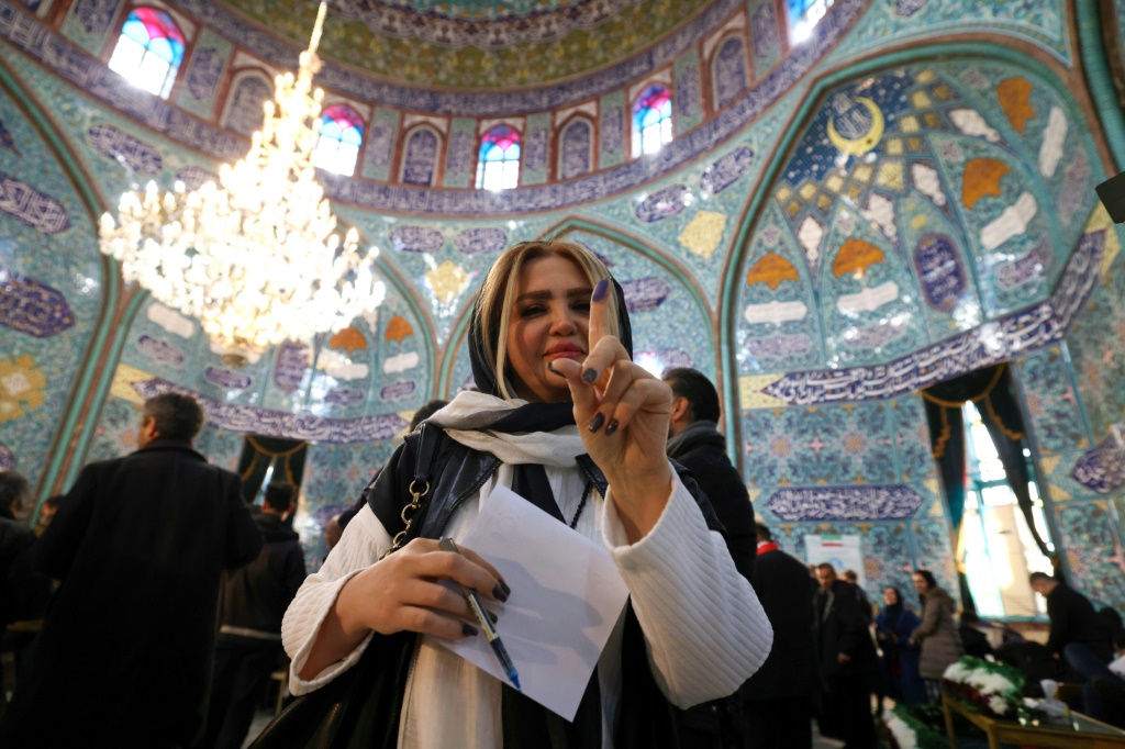 إيرانية تظهر الحبر على إصبعها بعد الإدلاء بصوتها في مركز اقتراع في طهران خلال انتخابات مجلس الشورى ومجلس خبراء القيادة في 1 آذار/مارس 2024 (ا ف ب)   