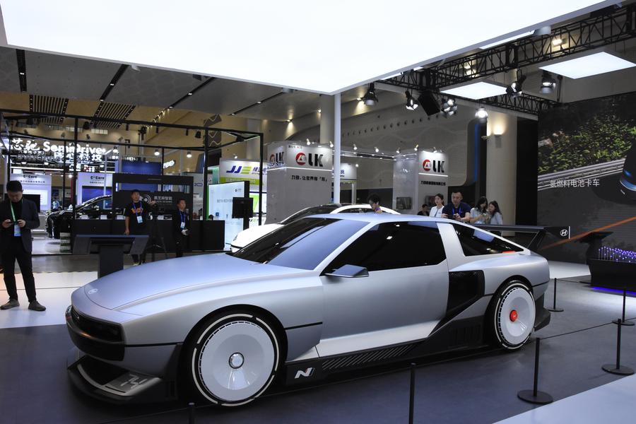 في الصورة الملتقطة يوم 7 ديسمبر 2023، جانب من المؤتمر العالمي لمركبات الطاقة الجديدة لعام 2023 في هايكو بمقاطعة هاينان جنوبي الصين. (شينخوا)