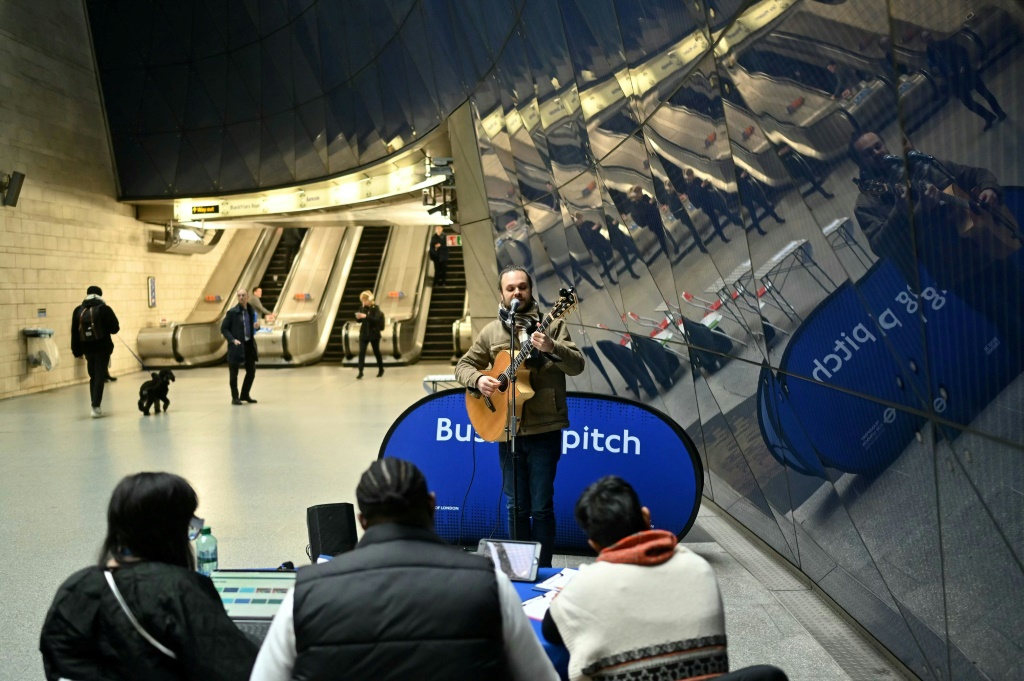 مغنٍّ وعازف غيتار خلال اختبار الأداء في شبكة مترو لندن بتاريخ 28 شباط/فبراير 2024. (ا ف ب)