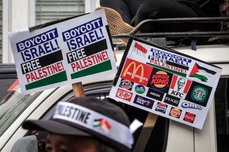 ماكدونالدز واجهت ردود فعل غاضبة بعد إعلان دعمها لإسرائيل وتوزيع وجبات مجانية على الجنود الإسرائيليين، مما أثار احتجاجات واسعة النطاق (أ ف ب)