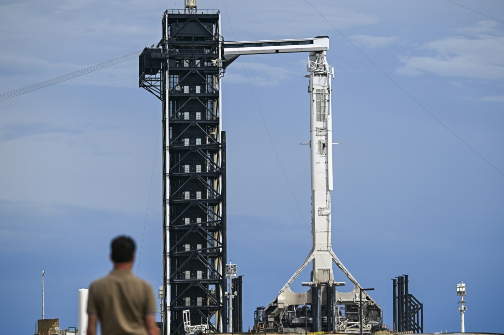 صاروخ "فالكون 9" التابع لشركة "سبايس اكس" على منصة الإطلاق في مركز كينيدي للفضاء في فلوريدا قبل إقلاعه في 3 آذار/مارس 2024 (ا ف ب)