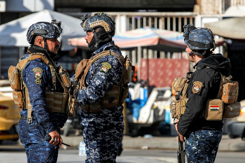 عناصر أمن عراقيون عند نصب الحرية في ساحة التحرير ببغداد في 26 كانون الأول ديسمبر 2023 (أ ف ب)
