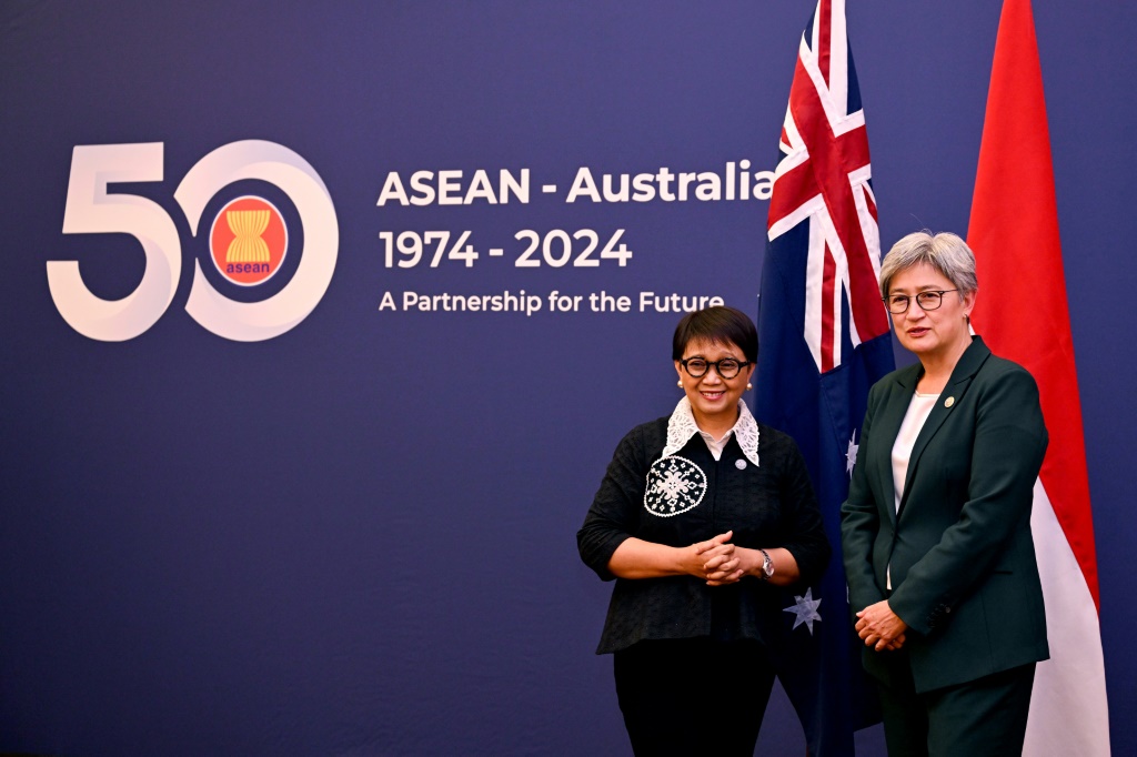 وزيرة الخارجية الأسترالية بيني وونغ (على اليمين) ترحب بوزيرة الخارجية الإندونيسية ريتنو مارسودي (على اليسار) خلال قمة أستراليا وآسيان (رابطة دول جنوب شرق آسيا) في ملبورن في 4 آذار/مارس 2024 (أ ف ب)   