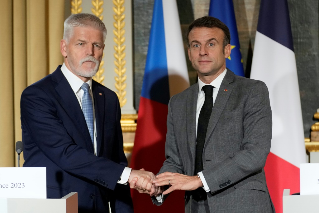 زار الرئيس التشيكي بيتر بافيل (يسار) نظيره الفرنسي إيمانويل ماكرون (يمين) في باريس في ديسمبر (ا ف ب)