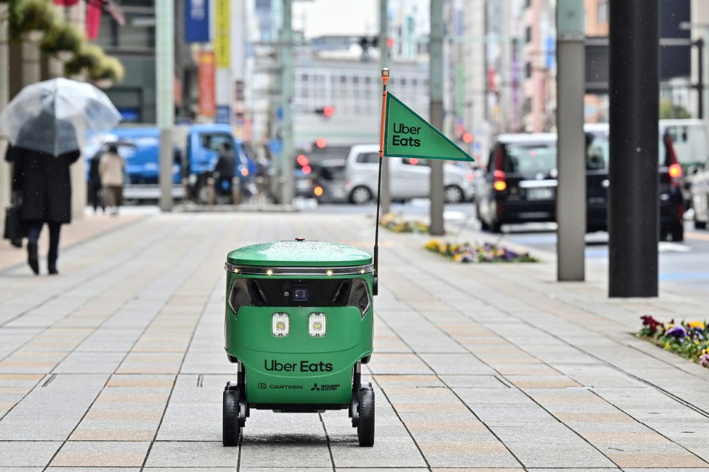 وغيرت اليابان قوانين المرور العام الماضي للسماح بتوصيل الطلبات بواسطة الروبوتات. (ا ف ب)