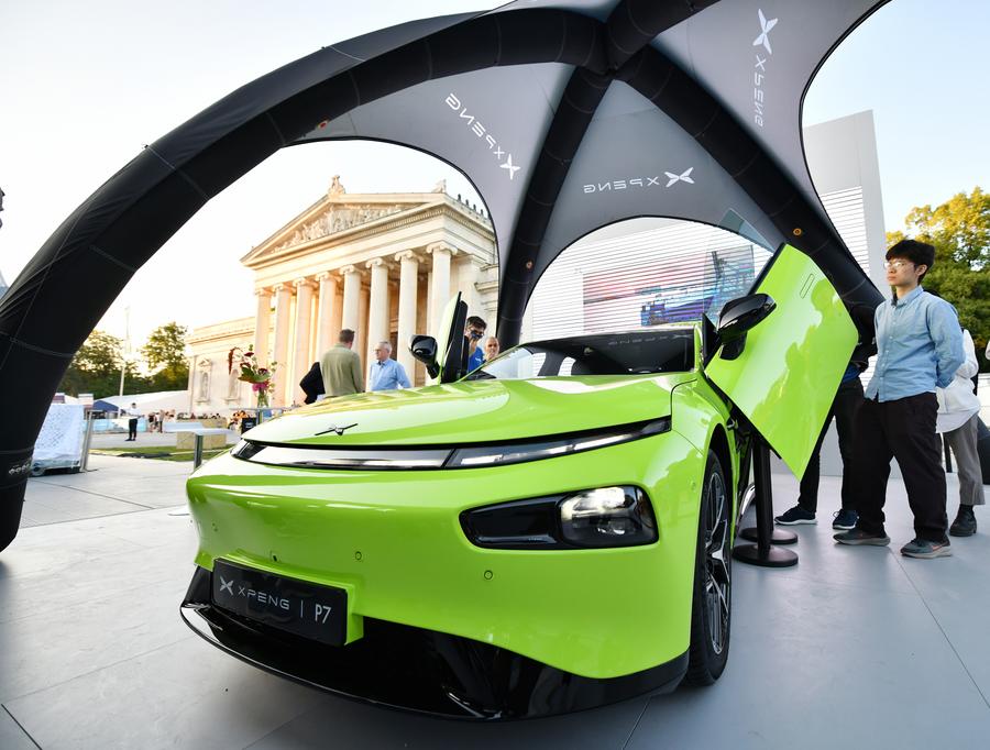 أشخاص يزورون جناح شركة (إكس بنغ) الصينية لصناعة السيارات ضمن فعاليات معرض السيارات الدولي لعام 2023، والمعروف رسميا باسم معرض "آي أيه أيه موبيليتي 2023"، في ميونيخ بألمانيا في 5 سبتمبر 2023. ويعد المعرض أحد أكبر المعارض التجارية للتنقل في العالم. (شينخوا)