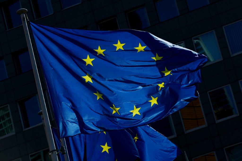    علم الاتحاد الاوروبي أمام مقر المفوضية في بروكسل في 11 أيار/مايو 2022 (أ ف ب)   