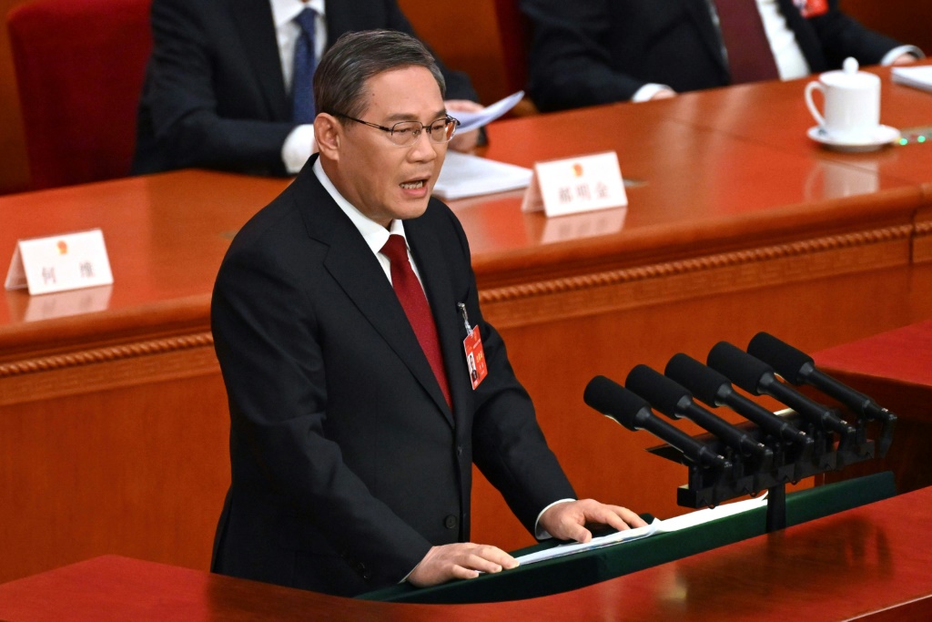 رئيس مجلس الدولة الصيني لي تشيانغ يلقي تقرير عمله السنوي في الجلسة الافتتاحية للمجلس الوطني لنواب الشعب الصيني في 5آذار/مارس 2024 (ا ف ب)
