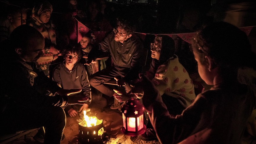 شعلة أمل وفرح.. فوانيس رمضان حاضرة على أرصفة غزة المدمرة (الأناضول)