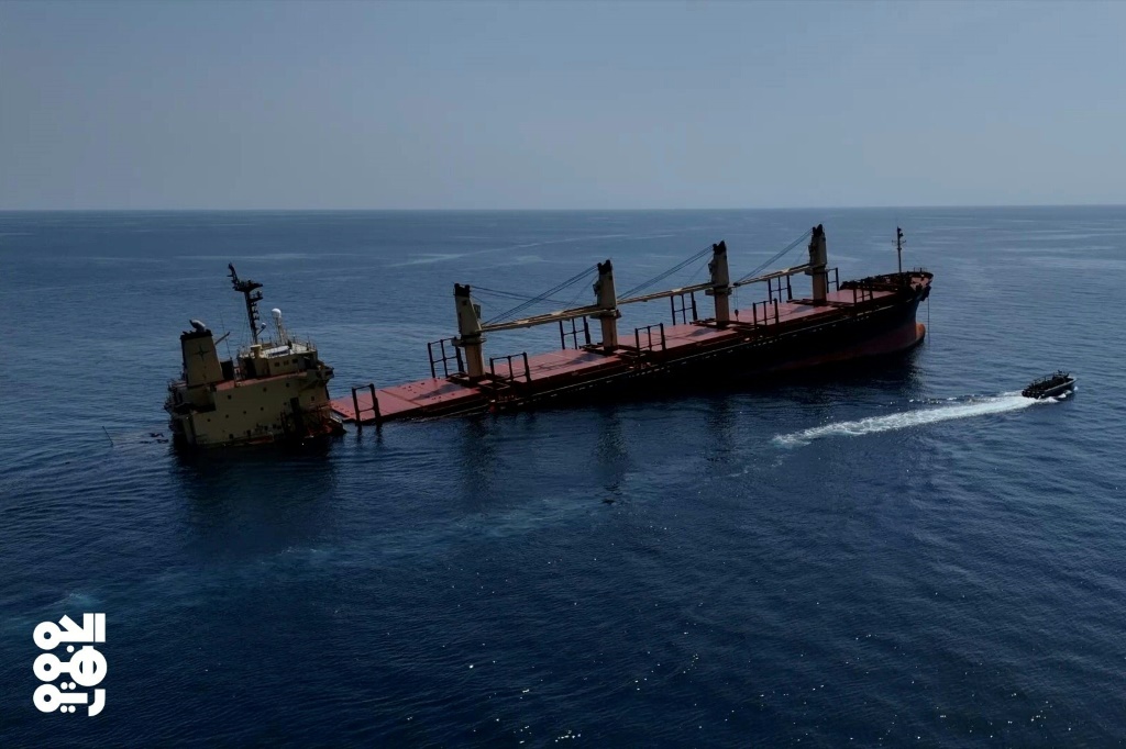 كارثة بيئية تهدد اليمن إثر غرق سفينة أسمدة استهدفها أنصار الله الحوثيون   