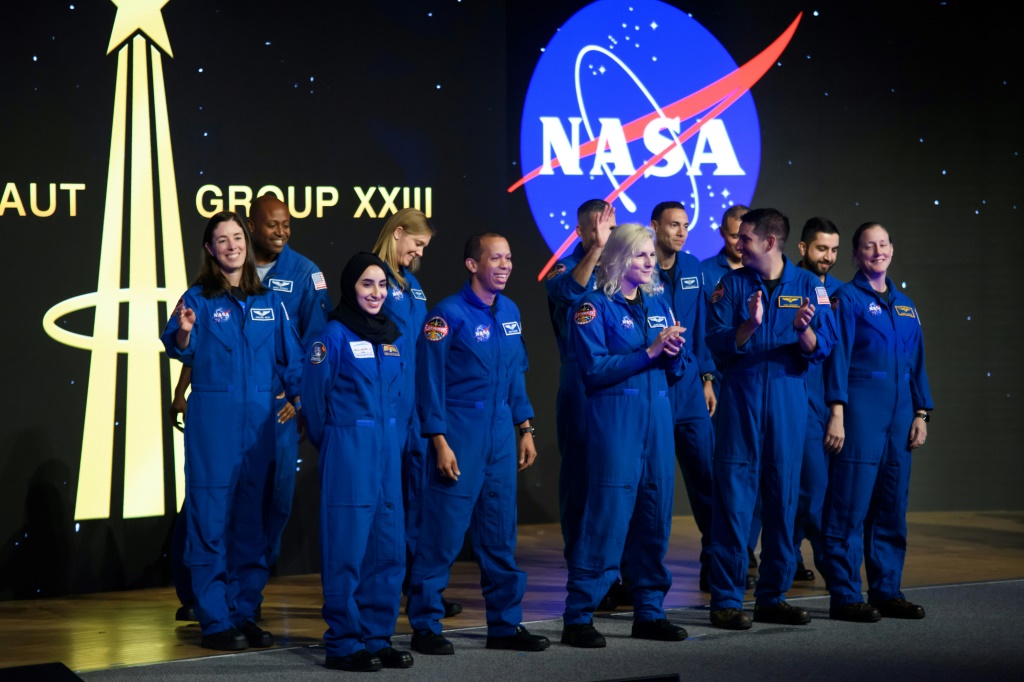 عشرة رواد فضاء تابعون لوكالة ناسا واثنان آخران من الإمارات العربية المتحدة خلال تسلّم شهاداتهم بعد سنتين من التدريب، في الخامس من آذار/مارس 2024 في هيوستن بولاية تكساس الأميركية (أ ف ب)   