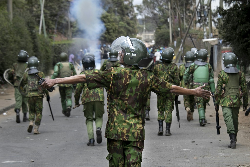    وقد اتُهمت الشرطة الكينية باستخدام القوة المميتة في بعض الأحيان ضد المدنيين (أ ف ب)   