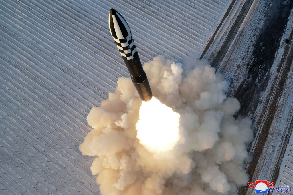 الصاروخ الباليستي العابر للقارات Hwasong-18 الكوري الشمالي قادر على الوصول إلى أي مكان في الولايات المتحدة (ا ف ب)