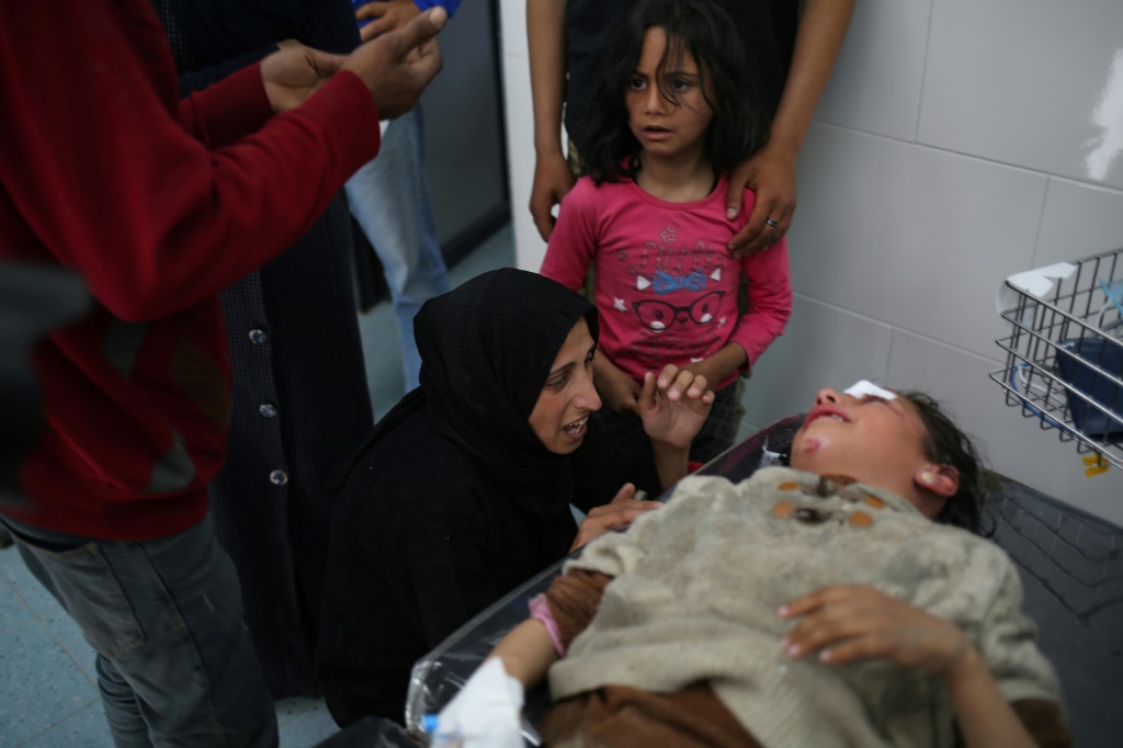 فتاة فلسطينية أثناء تلقيها العلاج بعد غارة إسرائيلية قاتلة على مخيم بالقرب من مستشفى في مدينة رفح جنوب قطاع غزة. (ا ف ب)