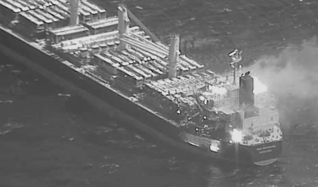 صورة نشرتها القيادة المركزية الأميركية (سنتكوم) في السادس من آذار/مارس 2024 تُظهر سفينة "ترو كونفيدينس" بعد أن أُصيبت بصاروخ أطلقه الحوثيون من اليمن (ا ف ب)