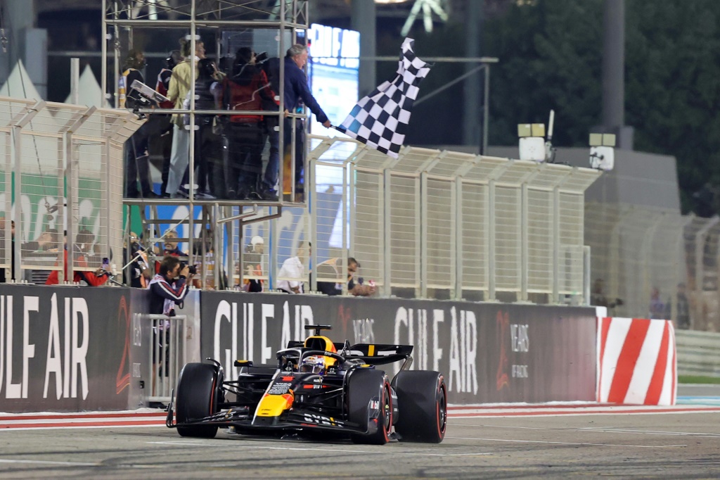 سائق ريد بول الهولندي ماكس فيرستابن بطل العالم يفوز بالجولة الافتتاحية لبطولة العالم للفورمولا واحد على حلبة الصخير في البحرين. 2 أذار/مارس 2024 (ا ف ب)