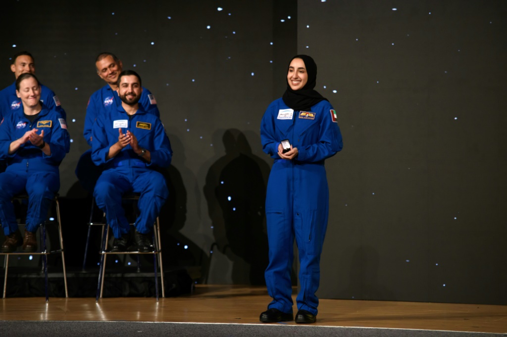 نورا المطروشي خلال حفلة تخرج نظمتها وكالة ناسا في هيوستن بتاريخ الخامس من آذار/مارس 2024 (أ ف ب)   