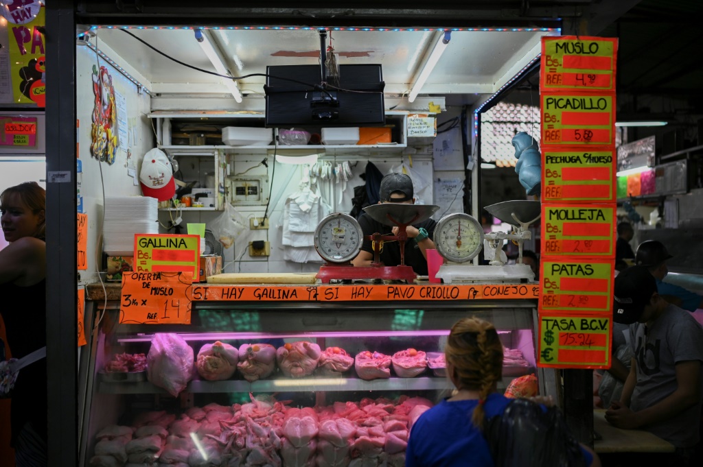 امرأة تبتاع اللحوم في أحد أسواق كراكاس في 15 كانون الأول/ديسمبر 2022 (أ ف ب)   